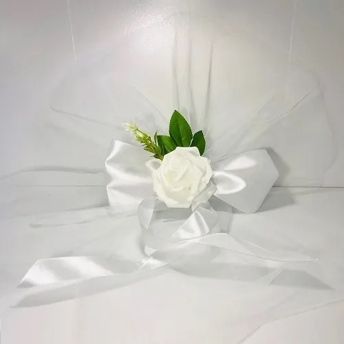 Flor con cinta para decorar iglesia o fiesta de matrimonio